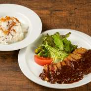 やわらかな肉質が特徴の“牛サガリ”は、一頭の牛からわずかしか取れない希少部位。赤身に程よくサシが入って自家製デミグラスソースとベストマッチ。ご飯のお供にもお酒のおつまみにもオススメです。