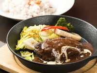 その日の朝に粗く挽いた新鮮な黒毛和牛をレアで焼いた肉肉しいハンバーグ。ペレットで焼きながらお召し上がり下さい。
M size:1080円(税込1188円)
L size:1280円(税込1408円)