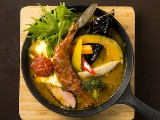 白湯スープと10種類以上のスパイス。これぞ肉屋のスープカレー！
