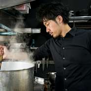 食材への感謝を込めて「余すところなく命をいただく」ことを大切にする廣本さん。試行錯誤を繰り返して作り上げた自慢のスープカレーには「生産者の想いを届けたい」という熱い想いが込められています。