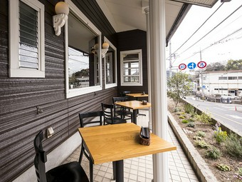 おひとり様もOK。心地よい風を感じる人気のテラス席