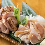 上質な味わいに定評がある鶏肉、「大山鶏」や「天草大王」などを、存分に堪能できるお店です。中でも香ばしく炙った『鶏たたき』は、やわらかくジューシーな大山鶏のモモ肉、ムネ肉を食べ比べできると大好評。
