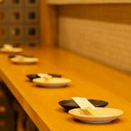 肩肘張らない気軽な雰囲気でおいしい鶏料理を楽しめるお店です。カウンター席も用意されていて、デートなどにもぴったり！メニューも豊富で、厳選国産鶏の味わいをリーズナブルな価格で堪能できます。
