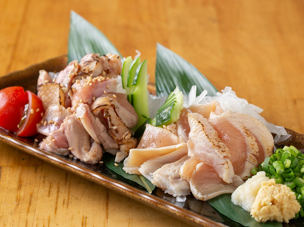 新鮮な鶏肉だからこそ楽しめる食べ比べ。『大山鶏たたき2種盛り』