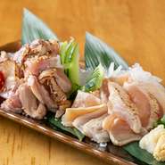 低温調理でじっくりと火をいれることで、鶏肉の旨みを引き出した『たたき』。弾力のあるモモ肉と、しっとりヘルシーなムネ肉の違いを楽しむことができます。九州の甘口醤油がさらに鶏の味わいを際立たせた逸品。