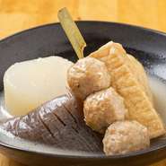 鶏ガラなどで時間をかけ丁寧に引いた、白湯スープを使った『おでん』。スープの旨みがおでん種にじんわり浸み込んだ、たまらないおいしさです。ほとんどの人がスープ迄飲み干すほど。盛り合わせがお得です。
