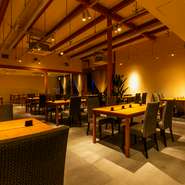 スタイリッシュなダイニングには、テーブル席が78席あり、パーテーションで仕切って半個室風に使うことも可能。40～50名弱と20～32名の半貸切にも対応してくれます。