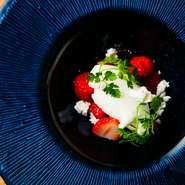 写真は『宮城県産イチゴのローズマリーコンポート　蔵王ヨーグルトのジェラート』。もちもちした食感でミルキーな味わいのヨーグルトのジェラートとイチゴの酸味を楽しめます。