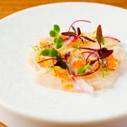 宮城県産を中心に、東北の旬の魚介を使ったカルパッチョがコースのはじまりを告げてくれます。写真は石巻産の「のどぐろ」を使用。柚子のソースがほのかに香る、爽やかな一皿です。