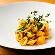 【リストランテ　アクアパッツァ】のシェフ日高氏が監修したパスタ。ディチェコのオレキエッテという耳たぶのような窪んだ形状が特徴的なパスタが使われています。あまトマトを使った甘味が際立つソースが絶品です。
