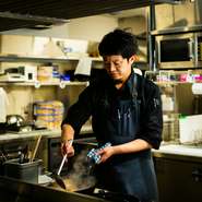 「さまざまなシーンで選んでいただけるようなお店にしたいです」と語る料理長の藤本氏。自分の家族や友人、恋人をもてなすつもりでひと手間かけて、心のこもった料理で楽しませてくれます。