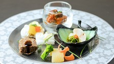ディナーコースをランチ限定で特別お値段でご用意しております。