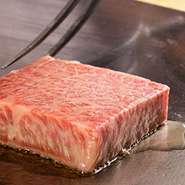 落ち着きのある雰囲気の店内はデートや接待にもぴったりり。贅沢な食材をゆっくりお楽しみください。