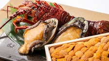 国産黒毛和牛や伊勢海老や新鮮魚介の鉄板焼、蒸し鮑と江戸前握り(orガーリックライス)の付いた贅沢なコース