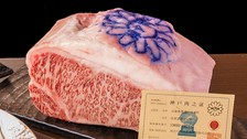 選べる前菜やオマール海老、鮑黒毛和牛サーロインや鮑の鉄板焼きなど味わえる贅沢なラインナップ