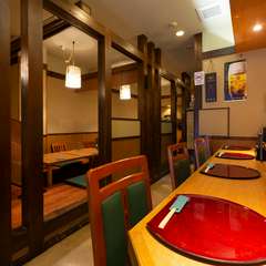 くつろいだムードで料理やお酒を楽しめる、落ち着いた店内空間