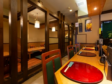くつろいだムードで料理やお酒を楽しめる、落ち着いた店内空間