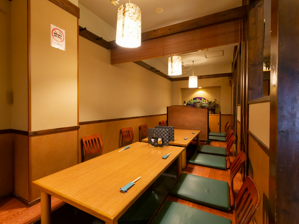 掘りごたつ式のくつろげる小上がりで宴会もどうぞ