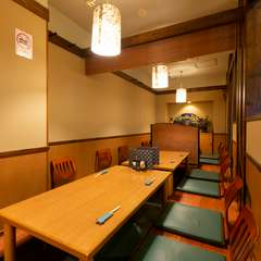 掘りごたつ式のくつろげる小上がりで宴会もどうぞ