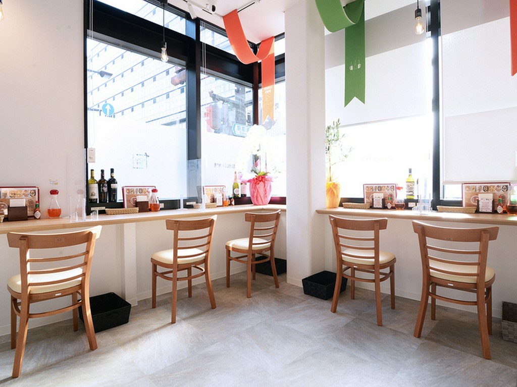 大きな窓から差し込む日射し。白を基調にした落ち着いた店内