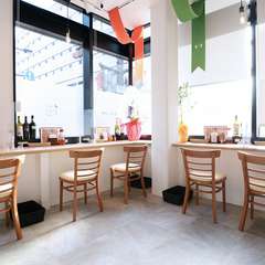 大きな窓から差し込む日射し。白を基調にした落ち着いた店内