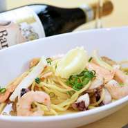 6種類のソースから選べる、豊富なパスタメニューは店の一番のウリです。生パスタに使わわれるのは、イタリア産の小麦粉であるデュラムセモリナ粉。コシの強さと、なめらかな舌触りが特徴です。

