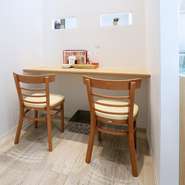 駅チカでオシャレな雰囲気の【REGALO CAFE】。パスタやピザなどのほか、カフェメニューも充実しています。明るく開放的な空間で、カフェタイムにカジュアルなデートも良いものです。