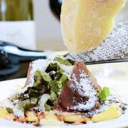 『バナナスモア』や『レガーロ風ガレット』など、豊富なカフェメニュー。美味しい食事をしながらの、おしゃべりタイムは時間を忘れて楽しめます。オシャレな女子会にぴったりの一軒です。
