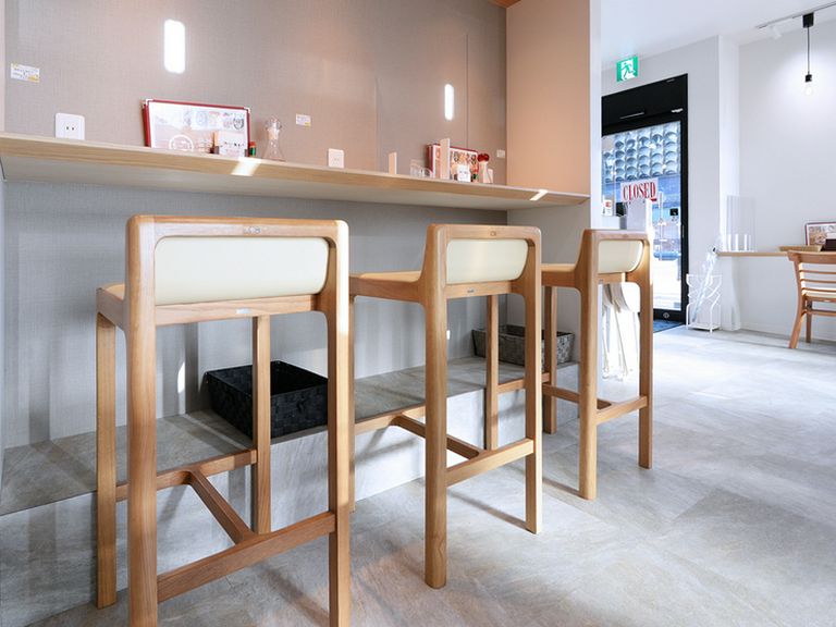 1人でも気兼ねなく食事ができる、カウンター席を完備