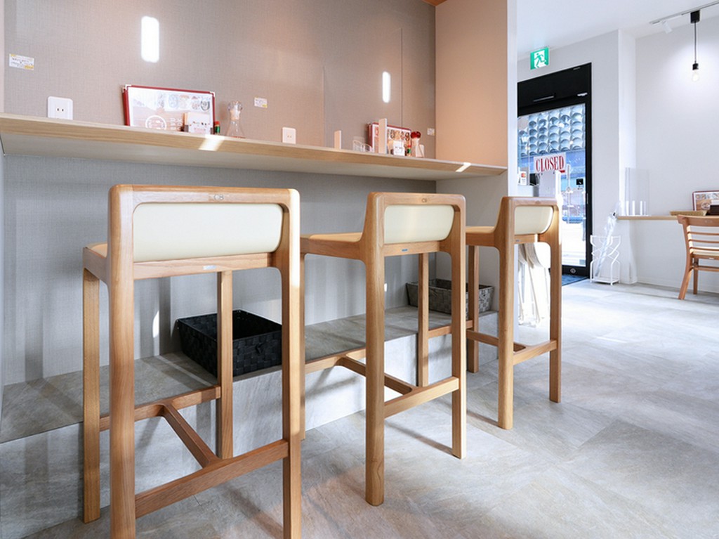 1人でも気兼ねなく食事ができる、カウンター席を完備