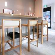 ランチタイムやカフェタイムの、1人でゆっくりとしたい時には、【REGALO CAFE】がおすすめです。店内には、カウンター席を完備。本を読んだり、雑誌を広げたり、自分だけの時間を満喫できます。