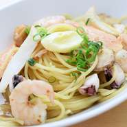 5種類の新鮮な魚介の旨味に、無塩バターの優しい味わいと醤油の香ばしさが食欲をそそります。魚介は大きめでインパクト大。人気があり、リピート率の高いメニューです。