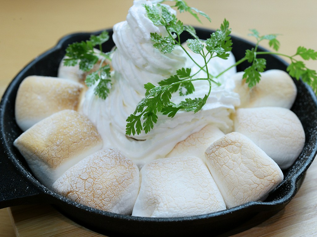 焼いたマシュマロを、生クリームに絡めて味わう逸品。料理人イチオシ『バナナスモア』