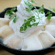 チョコバナナの上にマシュマロをまんべんなく敷きつめて、オーブンでこんがり焼いた一皿。生クリームに絡めて味わう、アツアツのデザートです。料理人イチオシの逸品メニュー。