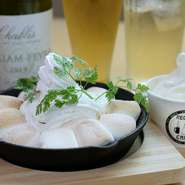 もともとはキャンプやバーベキューなど、アウトドアシーンで定番のスイーツ、スモア。【REGALO CAFE】では、相性抜群の焼いたマシュマロとバナナを組み合わせた、カフェメニューとして提供しています。