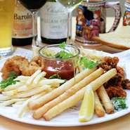 生パスタには、イタリア産デュラムセモリナ粉を使用。ソースによく絡んで、女性にも食べやすい太さです。また、料理に使われる食材は、毎日市場から仕入れる新鮮なものばかりです。