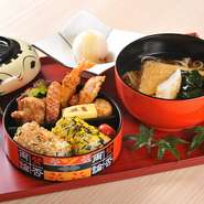 お子さま連れのママ会、ファミリーでの利用も多い店。掘りごたつ式座敷席があり、小さなお子さま連れには何かと便利。大きな窓からは、心和む田園風景を望めます。こけし型の器で供する『お子さまご膳』も好評。