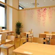 「アクアイグニス仙台」の温泉施設の利用後などに、一人で来店されるゲストも多数。ゆったり席を配したカウンター席があり、思い思いに憩えます。地元の方に加え、一人旅の折に訪れるのも楽しいスポットです。