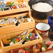 朝から夜までの通し営業で、朝食・ランチ・ディナーを提供。白木の優しい風合いが薫る店内からは藤塚の田園風景が眺められ、時刻によって変わる景観も楽しみ。朝食の『笠庵特別朝御膳朝食　檜箱』は格別の贅沢に！