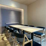 広々とした店内の一角に、プライベート感の高い個室を設え。2～8名様に対応しており、周囲を気にせず、ゆったりくつろげます。個室使用料3000円（税込）。詳細は店舗にお問い合わせを。