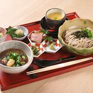 2022年春に誕生以来、仙台の新たな女子会スポットとしても人気上昇中。荒井駅から無料シャトルバスが運行し、アクセスもスムーズです。旬の美味で彩る『笠庵おまかせご膳』や『野田鴨つけ蕎麦』が好評！