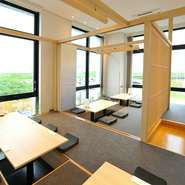 記念日の利用時には特典を用意。同施設内にある辻口博啓氏プロデュースのスイーツ店とのコラボにより、辻口シェフ×笠原マスターの記念日特製プレートを1000円（税込）で提供。メッセージ入れのご要望は予約時に。