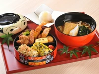 東北工芸品のこけしに見立てた二段の可愛らしい器で。

【上段】季節のお食事
【下段】きつねうどん　または　お子様いなり寿司
