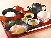 東京・恵比寿の笠原氏の店【賛否両論】の看板メニュー。お刺身、丼、お茶漬けの3つの食べ方で楽しめます。カシューナッツ入りの秘伝の胡麻だれの味わいも絶品！