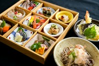 名物や郷土料理など福井を詰め込んだ特製御膳をご用意。 別途料金でカニの追加も可能です。（越前や県外カニなどご用意しております。お気軽にご相談ください。）