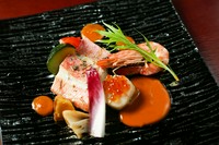 旬の新鮮な魚を使った贅沢なコースです。
