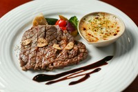 厳選された和牛ステーキと新鮮な魚介類を贅沢に楽しめる特別なコースです