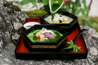 季節に応じたシェフ特製スイーツでおもてなしさせていただきます。夏はかき氷、秋は秋の味覚のスイーツなど、シェフが腕によりをかけて仕上げます。絶品スイーツをぜひお試しください。