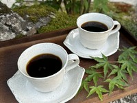 河和田の自然の湧き水を使って淹れたコーヒーは、後味に雑味がなく、豆本来の香りや味わいを存分に楽しめ、湧き水を使用して抽出した水出しコーヒーは、深みのある旨味が特徴で、爽やかでスッキリとした一杯です。