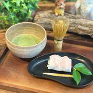 自分で抹茶をたてる体験付き
季節に合わせた手作り和菓子とのセット
和菓子は季節によって変わります。
抹茶のたてかたはスタッフが丁寧に教えるので気軽にお楽しみください。
抹茶は宇治抹茶を使用しています。
